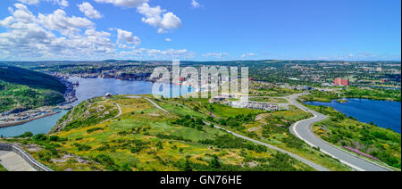Panoramablick mit Bucht blauen Sommerhimmel Tag mit geschwollenen Wolken über den Hafen und die Stadt von St. John's Neufundland, Kanada. Stockfoto