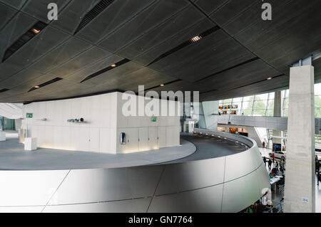 München, Deutschland - 3. Mai 2015: Die BMW Welt ist ein Mehrzweck-Messegelände für Meetings und Veranstaltungen genutzt. Stockfoto