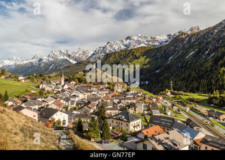 Anzeigen von Ardez Dorf umgeben von Wäldern und schneebedeckten Gipfeln Unterengadin Kanton Graubünden Schweiz Europa umgeben Stockfoto