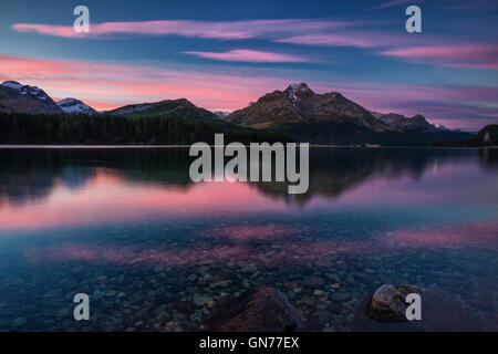 Rosa Himmel im Morgengrauen beleuchtet die Gipfeln spiegelt sich im See Sils Engadin Kanton Graubünden Schweiz Europas Stockfoto