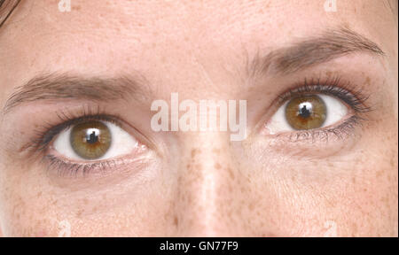 Schuss von Frau Augen, Sommersprossen im Gesicht Nahaufnahme Stockfoto