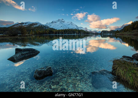 Dämmerung leuchtet die schneebedeckten Gipfel in den ruhigen Wassern des Sees Sils Engadin Kanton Graubünden Schweiz Europa wider Stockfoto