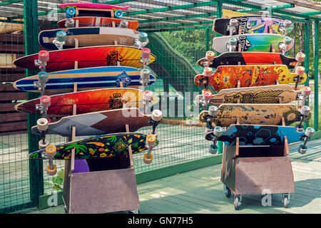 Bunte lange Bretter und Skateboards zu vermieten in Skateboard Park im Freien in Vilnius, Litauen Stockfoto