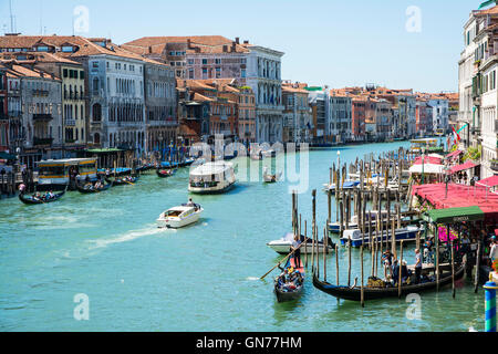 Venedig, Italien-August 17, 2014:view von Höhe des Canal grande mit Boot und Gondeln in Venedig an einem Sommertag. Stockfoto