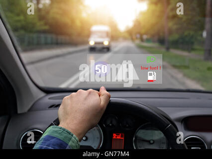 Auto, ausgestattet mit Kopf des Systems zeigt wenig Kraftstoff Stockfoto