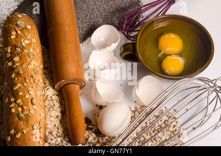 Backen-Konzept mit Backwaren, Zutaten und Werkzeuge Stockfoto