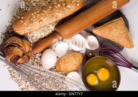 Backen-Konzept mit Backwaren, Zutaten und Werkzeuge Stockfoto