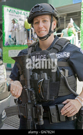 Eine schöne & gut bewaffnete Anti-Terror-Polizistin auf Streife in der 2016 Pakistan Day Parade auf der Madison Avenue. in Stockfoto