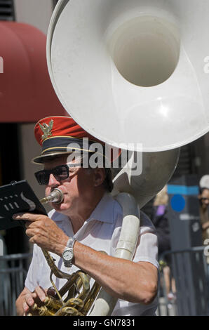 Ein Mann in der Yonkers Militärkapelle spielt die Tuba in 2016-Pakistan-Day-Parade in New York City. Stockfoto