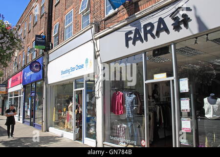 Reihe von Charity-Shops, Heide-Straße, Twickenham, Greater London, England, Großbritannien, Vereinigtes Königreich UK, Europa Stockfoto