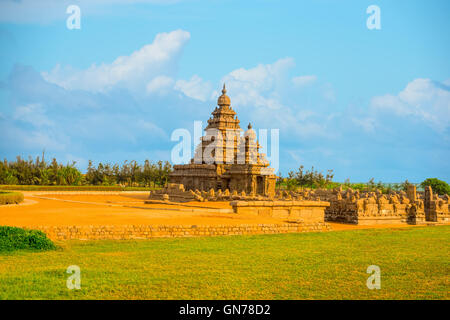 wunderschöne Landschaft des alten monolithischen berühmten Shore Tempel in der Nähe von Mahabalipuram, UNESCO-Welterbe in Tamil Nadu, Indien Stockfoto