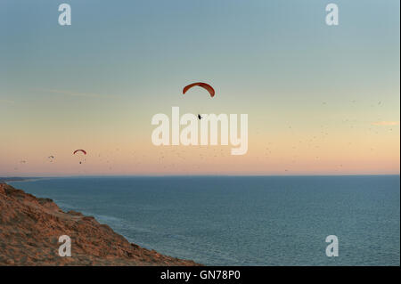 Gleitschirme am Rubjerg Knude Leuchtturm, Loenstrup, Dänemark Stockfoto