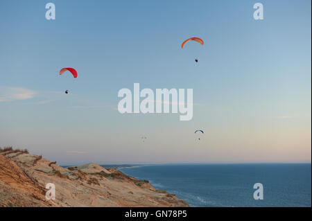 Gleitschirme am Rubjerg Knude Leuchtturm, Loenstrup, Dänemark Stockfoto