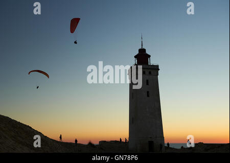 Gleitschirme am Rubjerg Knude Leuchtturm, Loenstrup, Dänemark Stockfoto