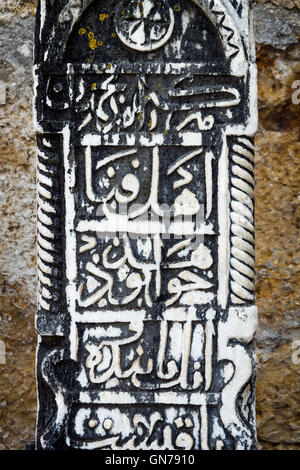 Arabische Buchstaben Inschrift auf einem Grabstein von Isa Bey Moschee in der Stadt Selcuk, Türkei Stockfoto