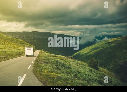 Unterwegs im Wohnmobil Camper Van. Klasse C-Camper an der Bergstrasse. Stockfoto