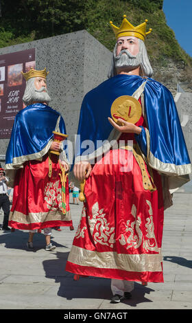 Parade von Gigantes y Cabezudos Riesen und große Köpfe in San Sebastian jährliche Semana Grande Feria baskischen Land Spanien Stockfoto