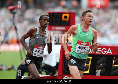 Thomas FARRELL und Bashir ABDI im Wettbewerb mit 5000 m Männer bei der IAAF Diamond League London Jubiläumsspiele, Queen Elizabeth Olympic Park, Stratford, London, U Stockfoto