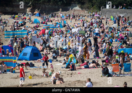 Einem belebten Whitmore Bay traditionellen UK Urlaub Strand auf Barry Island, South Wales. Stockfoto