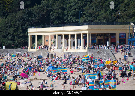 Einem belebten Whitmore Bay traditionellen UK Urlaub Strand auf Barry Island, South Wales. Stockfoto