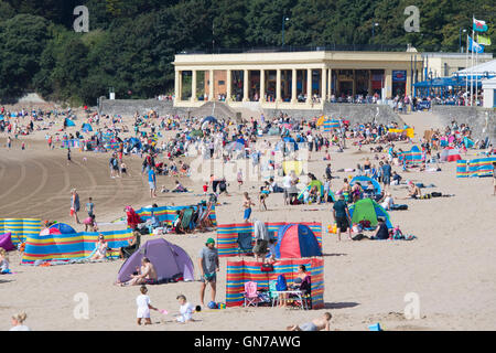 Einem belebten Whitmore Bay traditionellen UK Urlaub Strand auf Barry Island, South Wales. Stockfoto