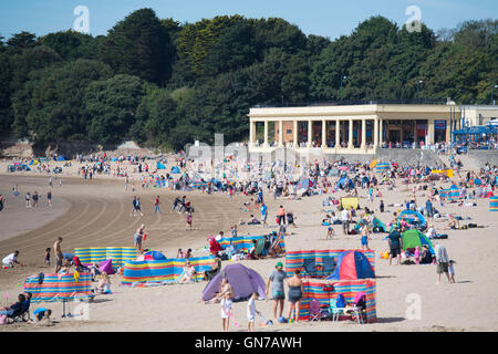 Einem belebten Whitmore Bay traditionellen UK Urlaub Strand auf Barry Island, South Wales. Stockfoto