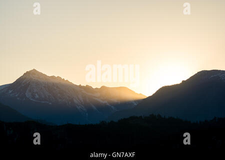 Die Sonne hinter Kaschmir Berg in der Kaskadenkette, Washington, USA Stockfoto
