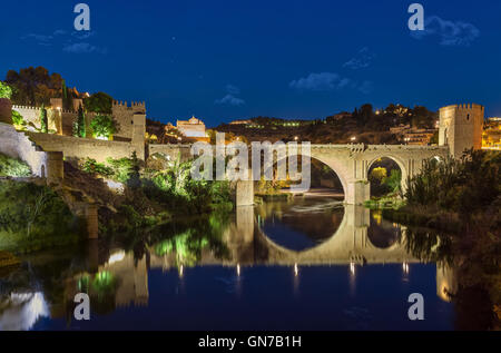 San Martin Brücke (Puente de San Martin) in der Nacht in Toledo, Castilla-La Mancha, Spanien Stockfoto