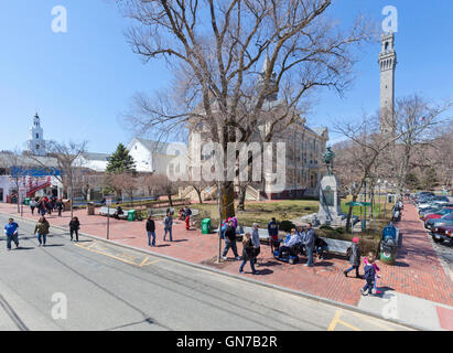Menschen gehen und sitzen auf dem Stadtplatz in Provincetown, Cape Cod, Massachusetts. Stockfoto