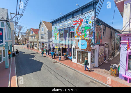 Menschen zu Fuß auf Commercial Street auf der Suche in den Geschäften in Provincetown, Cape Cod, Massachusetts Stockfoto