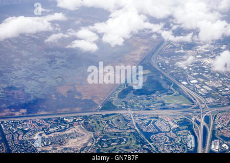 Florida Ft. Lauderdale, Frontier Airline, Flugzeug, im Flug, Luftaufnahme, Wolken, Interstate 75, I-75, Autobahn, Autobahnkreuz, Everglades, FL160714045 Stockfoto