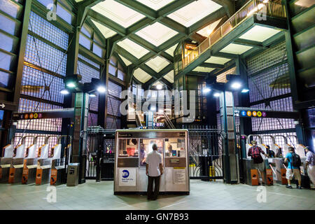 New York City, NY NYC Queens, Jackson Heights, Roosevelt Avenue, 74th Street-Broadway, U-Bahn, Station, MTA, Ticketschalter, Aufseher, Job, Erwachsene, Erwachsene, Männer m. Stockfoto