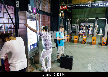 New York City, NY NYC Queens, Jackson Heights, Roosevelt Avenue, 74. Street-Broadway, U-Bahn, Station, MTA, Hispanic Adult, Adults, man men Male, Interior insid Stockfoto