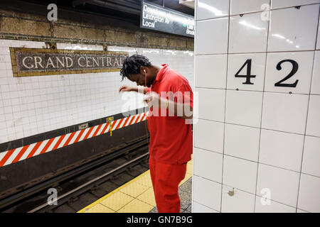 New York City, NY NYC, Manhattan, Grand Central, 42nd Street, U-Bahn, Station, MTA, öffentliche Verkehrsmittel, Plattform, Schwarze Schwarze Afrikaner, ethnische minori Stockfoto