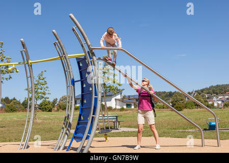 Familie auf Spielplatz Stockfoto