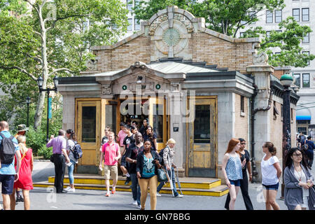 New York City, NY NYC Lower Manhattan, Innenstadt, Battery Park, öffentlicher Park, Kontrollhaus, Bowling Green, Eingang zur U-Bahn-Station, Wahrzeichen, Heins & LaFarge, 18 Stockfoto