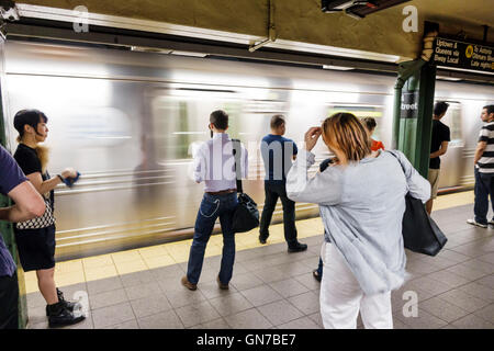 New York City, NY NYC, Manhattan, Midtown, 14th Street-Union Square, U-Bahn, Station, MTA, öffentliche Verkehrsmittel, Plattform, asiatische Asiaten Ethnische Immigr Stockfoto