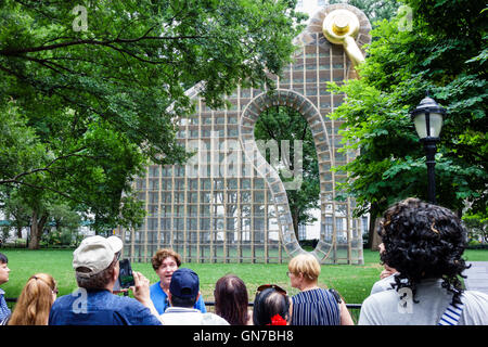 New York City, New York NYC Manhattan, Madison Square Park, Kunstinstallation, Big Bling, Martin Puryear, Außenarbeit, monumentaler Maßstab, Erwachsene, weibliche Frau w Stockfoto