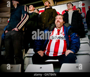 Ein Sunderland Ventilator Uhren sein Team spielen an der Swansea City Stockfoto