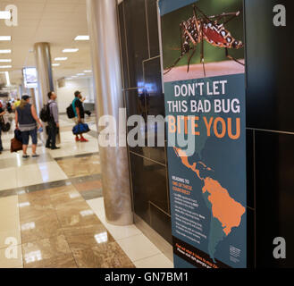 Melden Sie sich an Flughafen (Atlanta) Achtung Reisende die Aedes Aegypti Mücke und Zika-virus Stockfoto