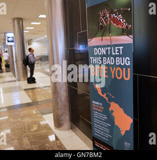 Melden Sie sich an Flughafen (Atlanta) Achtung Reisende die Aedes Aegypti Mücke und Zika-virus Stockfoto