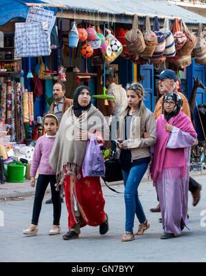 Essaouira, Marokko.  Damen Kleidungsstile: moderne vs. konservative, traditionell.  Avenue de l'Istiqlal. Stockfoto