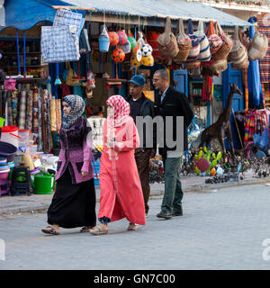 Essaouira, Marokko.  Männer und Frauen zu Fuß in der Avenue de l'Istiqlal. Stockfoto