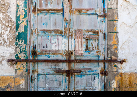 Essaouira, Marokko.  Eingang zum verlassenen Haus in die Mellah, das ehemalige jüdische Viertel. Stockfoto