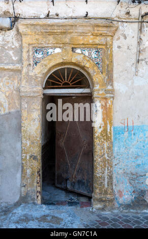 Essaouira, Marokko.  Eingang zum verlassenen Haus in die Mellah, das ehemalige jüdische Viertel. Stockfoto