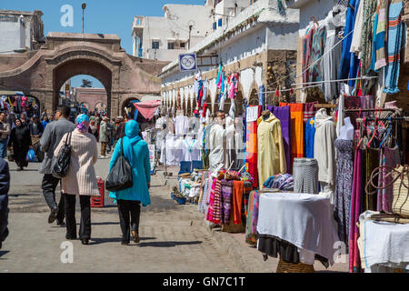 Essaouira, Marokko.  Straßenszene in Medina Markt, Avenue Mohamed Zerktouni Kleidung Lieferanten. Stockfoto