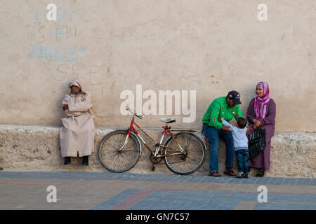 Essaouira, Marokko.  Familie in der Platz Moulay Hassan, am späten Nachmittag. Stockfoto