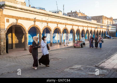 Essaouira, Marokko.  Mädchen auf dem Weg zur Schule überqueren Avenue Mohamed Zerktouni in der Medina. Stockfoto