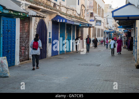 Essaouira, Marokko.  Am frühen Morgen Strassenszene, Mohammed El Qorry Street, in der Medina. Stockfoto