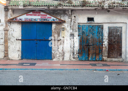 Essaouira, Marokko.  Verschlossenen Türen zu den Geschäften, am frühen Morgen in der Medina. Stockfoto